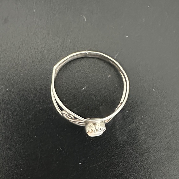 Elegant Silver Swirl Ring - Picture 2 of 4